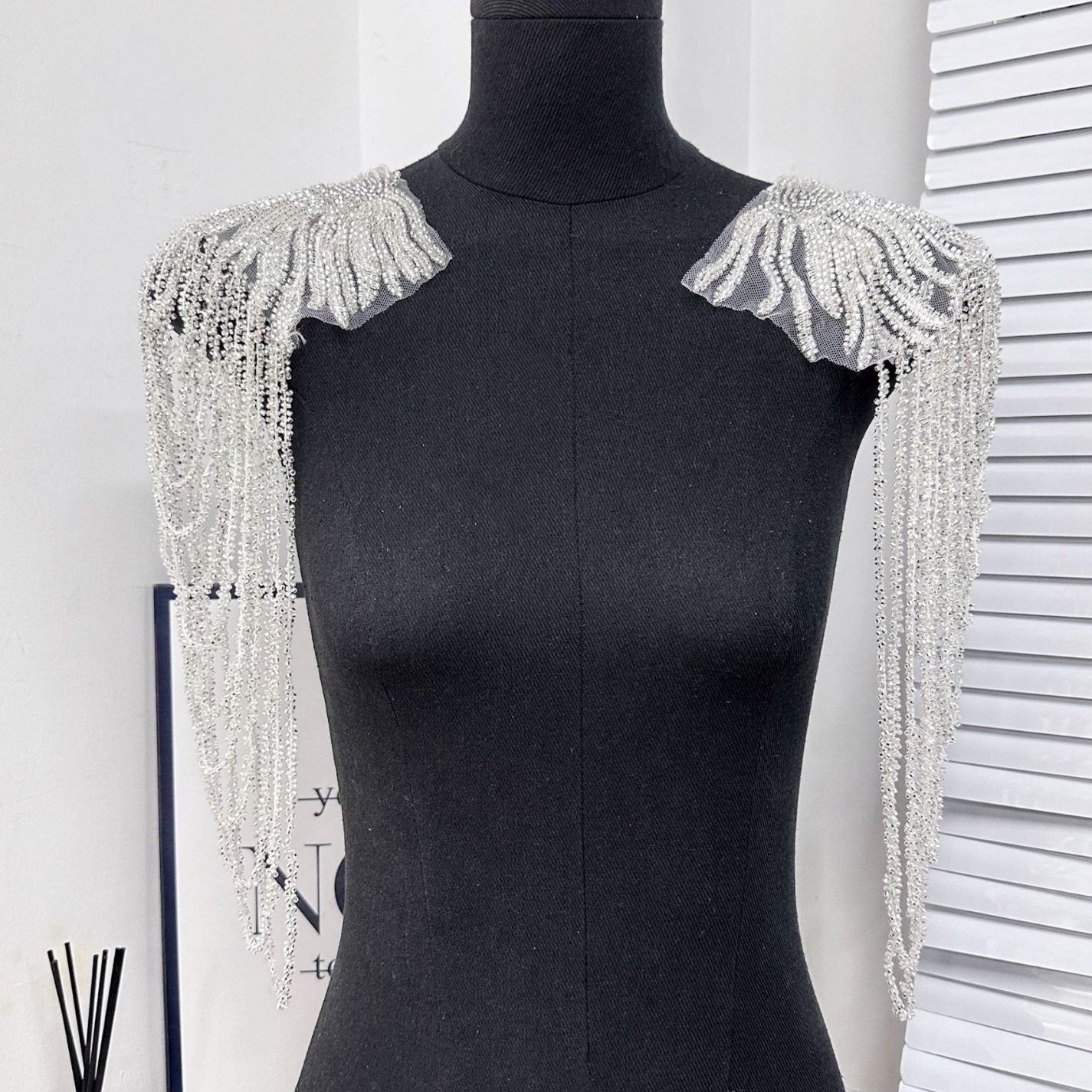 Chaîne de bordados negros pilares hombro vestido de boda vestido de espectáculo accesorios de moda bordados dorados pegatinas de moda