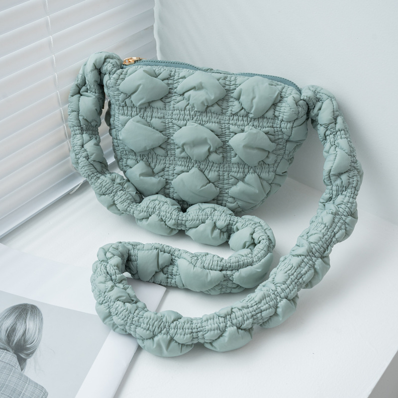 2024 nuevo bolso de las mujeres bolsa de nube plisada estilo coreano nicho todo partido bolsa de burbuja casual bolsa de masa de hombro bolsa de mensajero