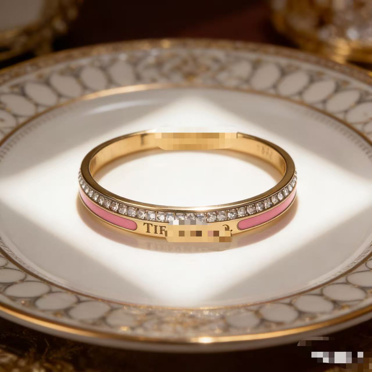 2025 新しいヨーロッパとアメリカのビッグブランドチタン鋼ブレスレット非退色ステンレス鋼ブレスレットバックルオープニングハンドジュエリー卸売