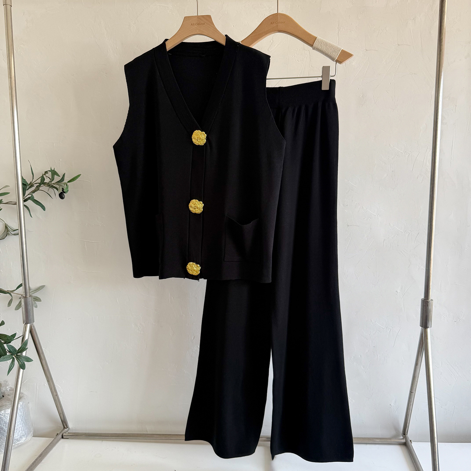 Conjunto de punto para mujer con chaleco botones oro y pantalón_voghion.com