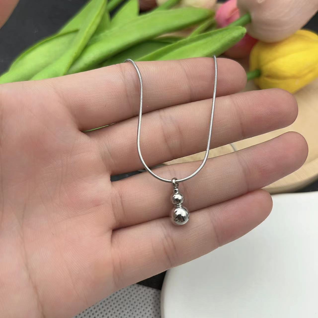 collana in acciaio al titanio zucca semplice, lussuosa e generosa. La mini solida piccola catenina per clavicola a sfera è una donna_voghion.com