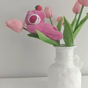 Мягкая игрушка мишка с клубникой лёжа брелок