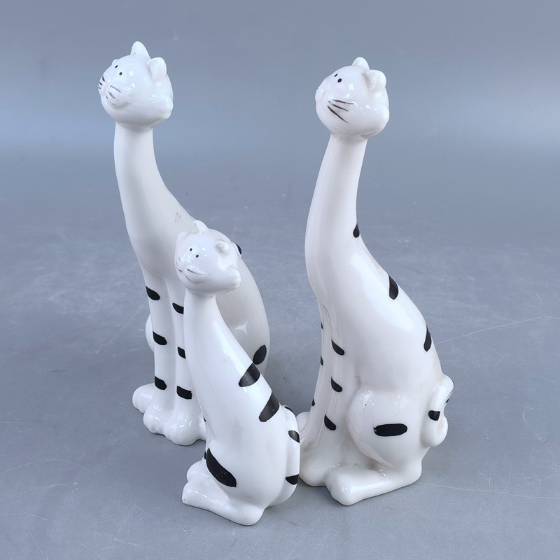 Familia de tres personas porcelana blanca adorable gato creativo sala de estar gabinete de televisión decoración artesanal de cerámica combinación de gato pro