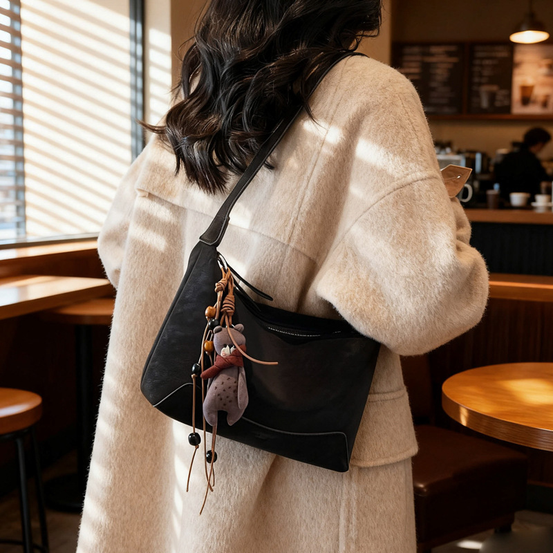 Bolsa retro esmaltada de alta sensación de mujer super caliente bolso de hombro bajo la axila 2025 nuevo invierno ocio mochila de viaje