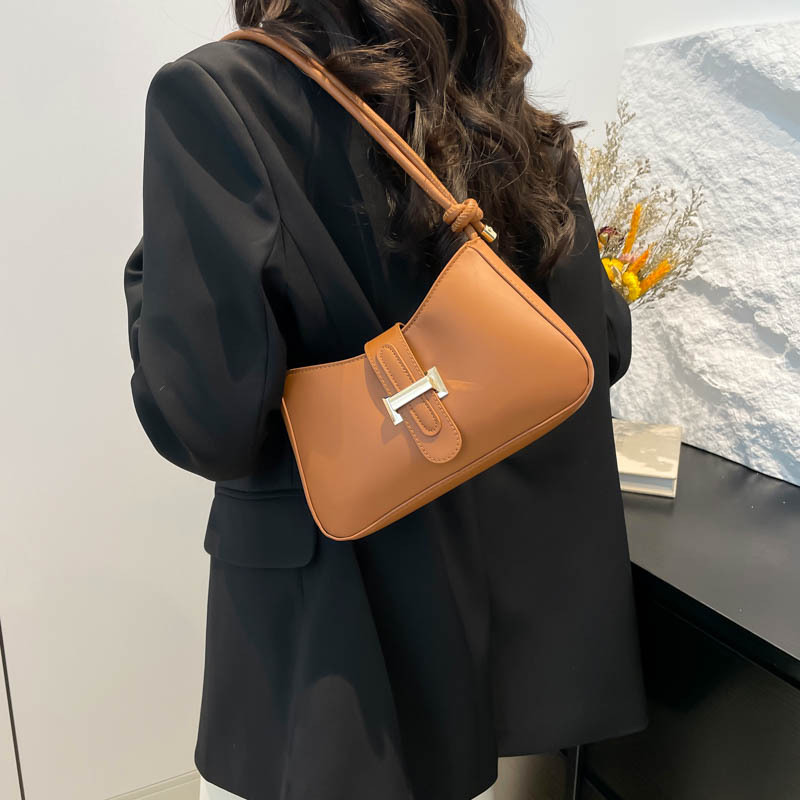 Bolsas de hombro para mujeres 2025 primavera nuevo cinturón de cinturón nuevo bolso de brazo de mujer simple bolso de hombro de mujer