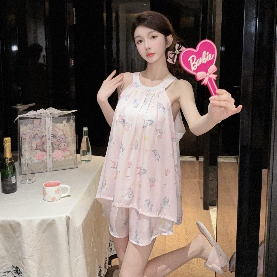 새로운 스타일의 홀터넥 서스펜더 반바지, 아이스 실크 잠옷, 달콤한 스타일의 실크 만화 얇은 가정복, 야외에서 착용 가능 2025 여름