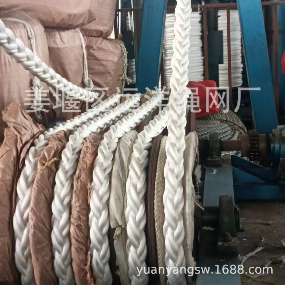 8 нитей причальных буксировочных канатов на берегу доковочного эстакады