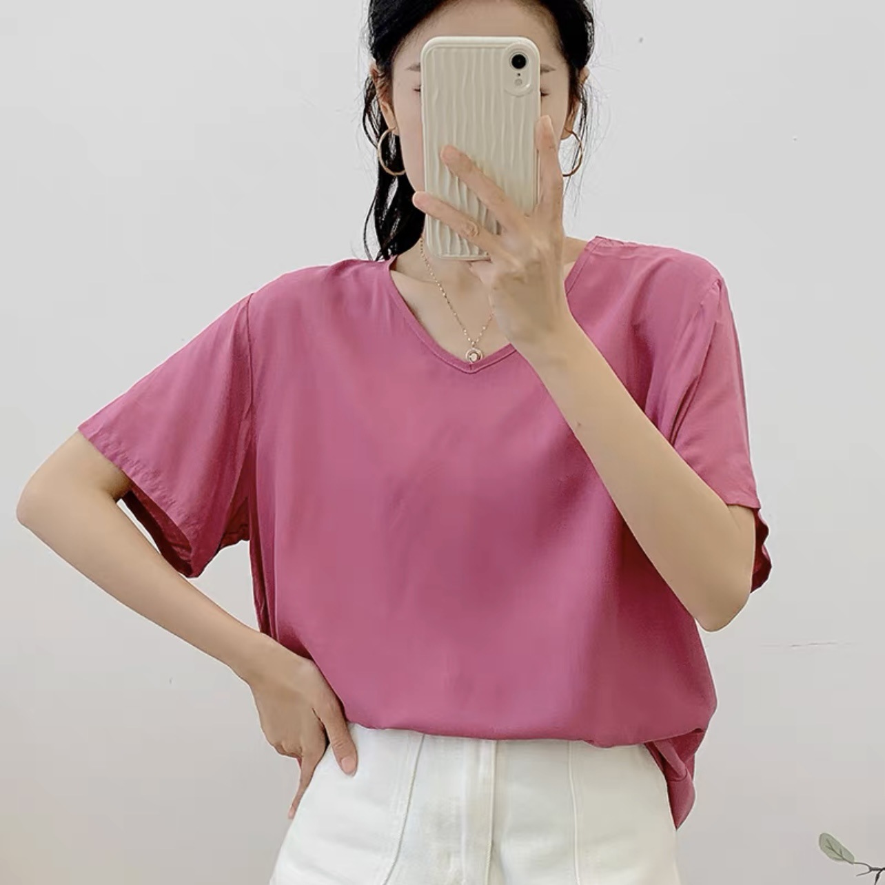 Camiseta de verano de mujer suelta blanca, manga corta con cuello en V, talla grande, seda de algodón de longitud media, camiseta de color sólido simple, camisa de fondo