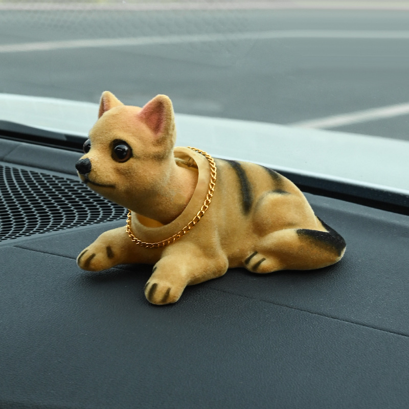 Decoración del coche lindo movimiento cabeza perro coche decoración dibujos animados muñeca instrumento panel creativo asintiendo perro sacudiendo cabeza muñeca de peluche