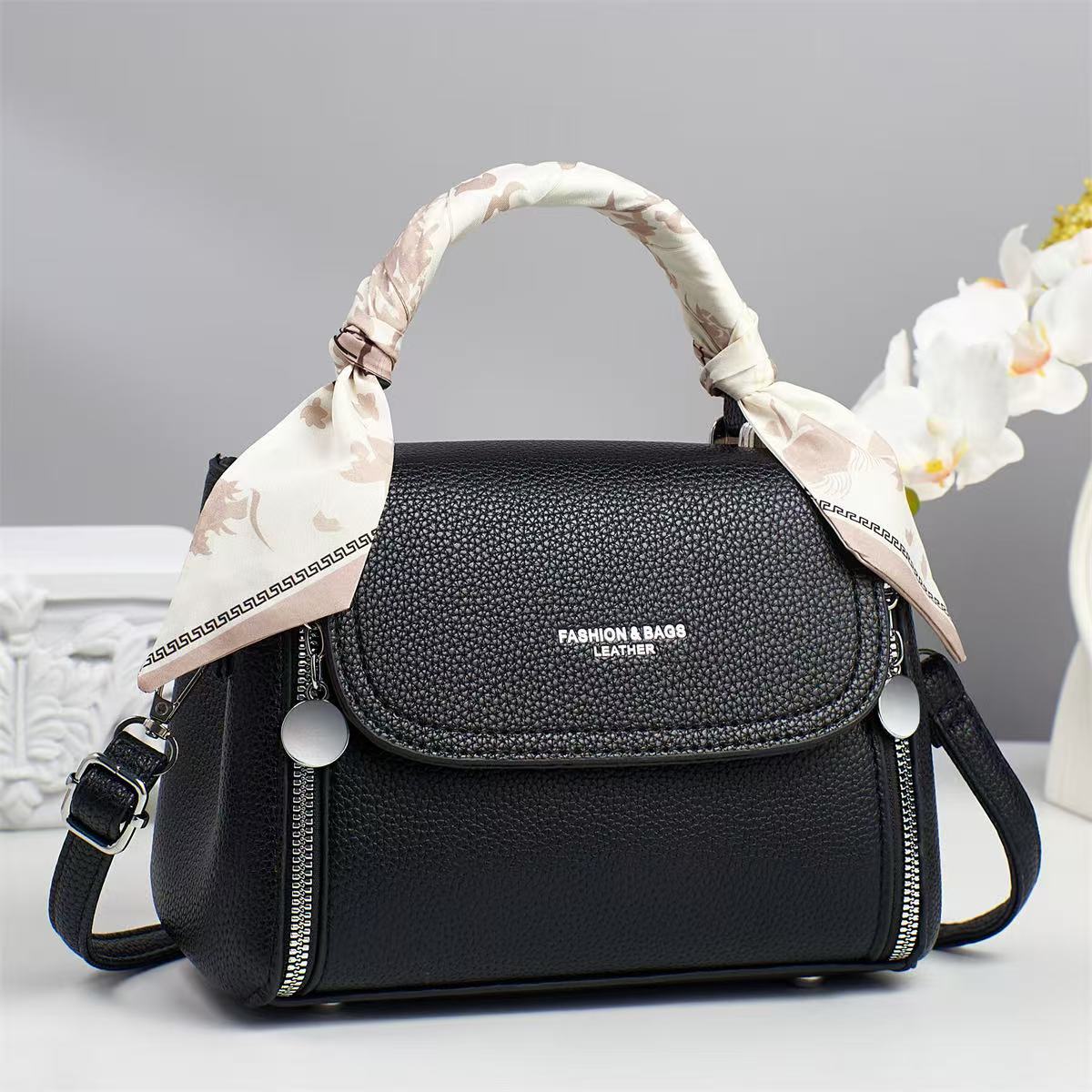 2025 nuevo bolso de hombro de moda bolso de mensajero de cuero suave para mujer bolso ligero para mujer bolso pequeño para mujer verano textura versátil