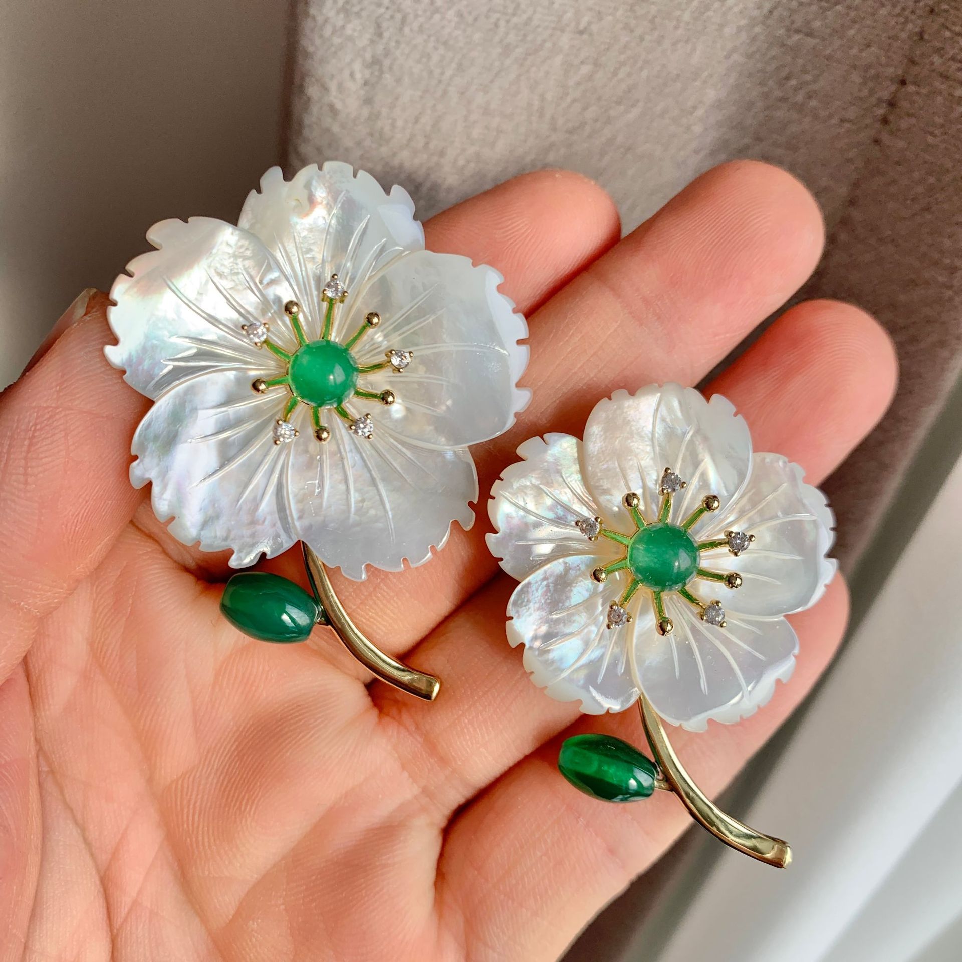 Thousand family silver national style retro high-grade natural seawater shell brooch green chalcedony pin silk towel buckle a generation of hair