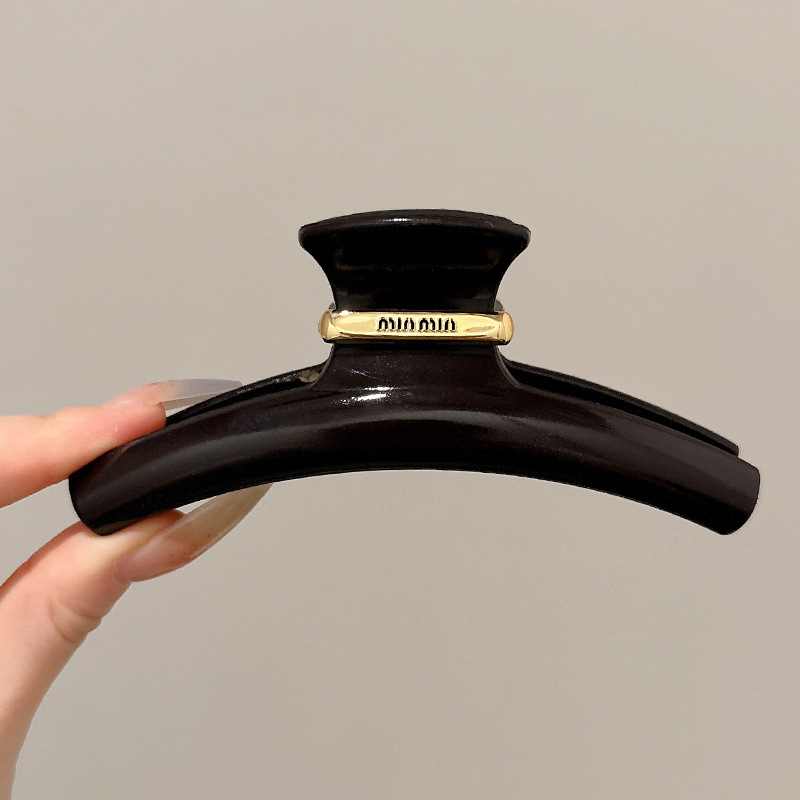 2 ¿ café negro de unos 12 cm