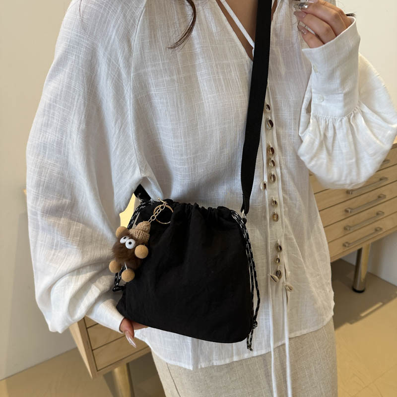 Bolsa de cubo de nylon super caliente para mujeres 2024 nueva moda de verano para estudiantes de clase bolso de hombro mochila