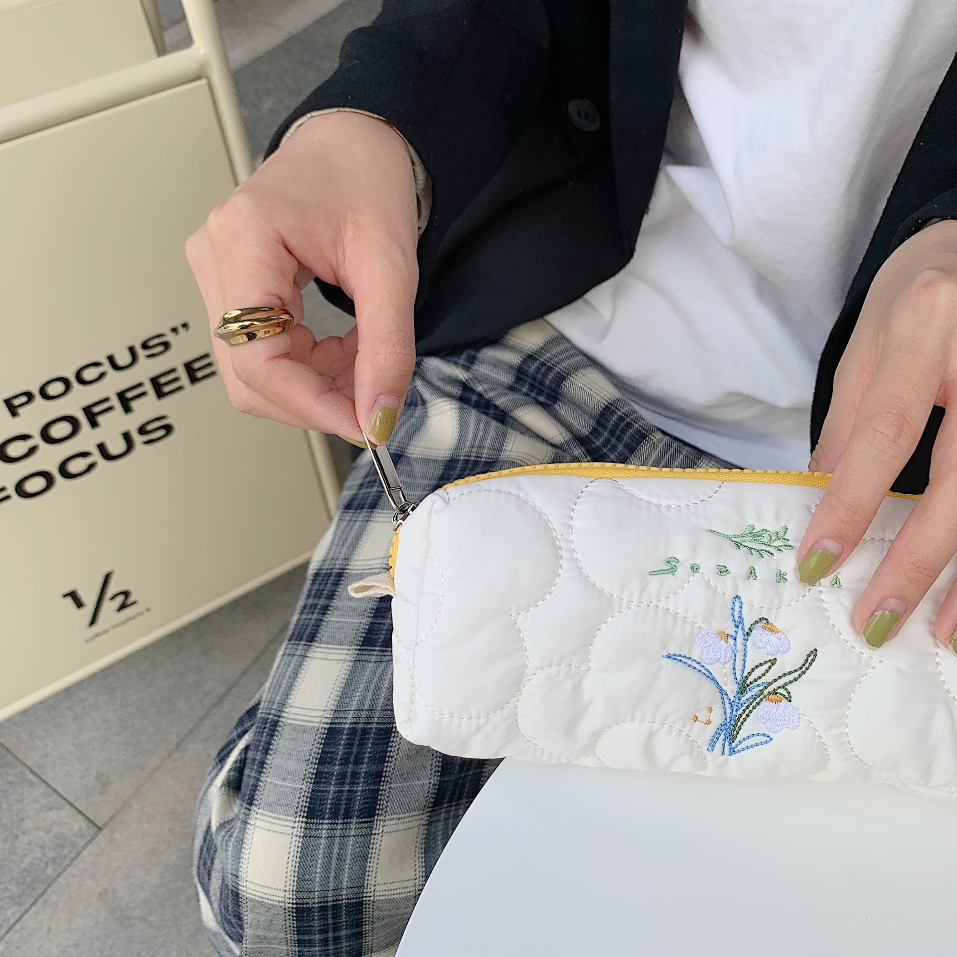 25172 Korean-style large-capacity pen case, InS-style embroidered flower, simple canvas bag for female students, pencil and stationery bag undefined