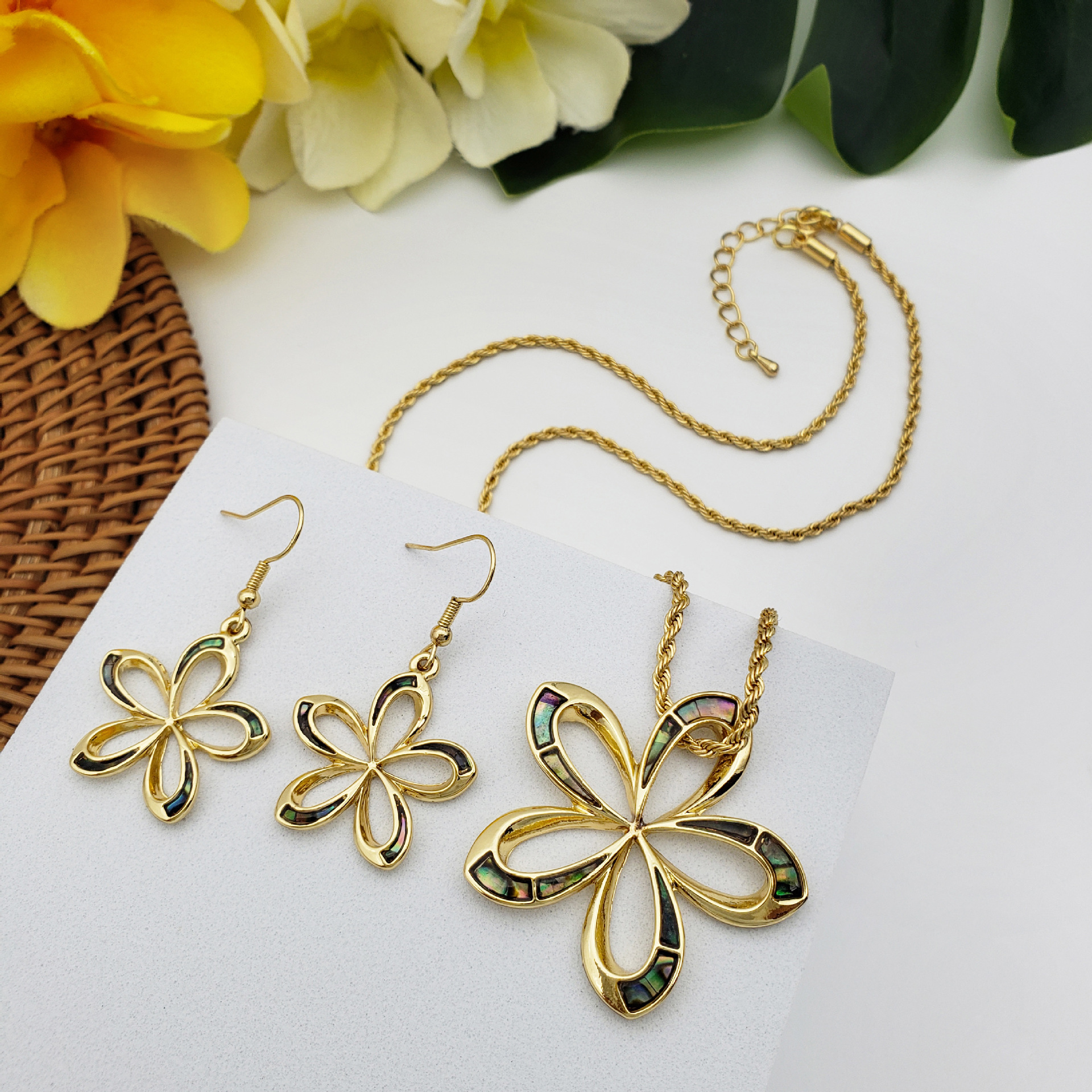 Conjunto minimalista de joyería con concha natural de abulón, flor dorada galvanizada estilo vacaciones de playa
