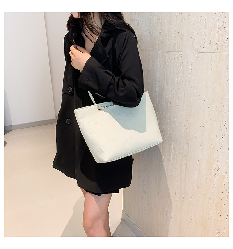 Women's Large Capacity Shoulder Tote Bag With Chain Detail_voghion.com
