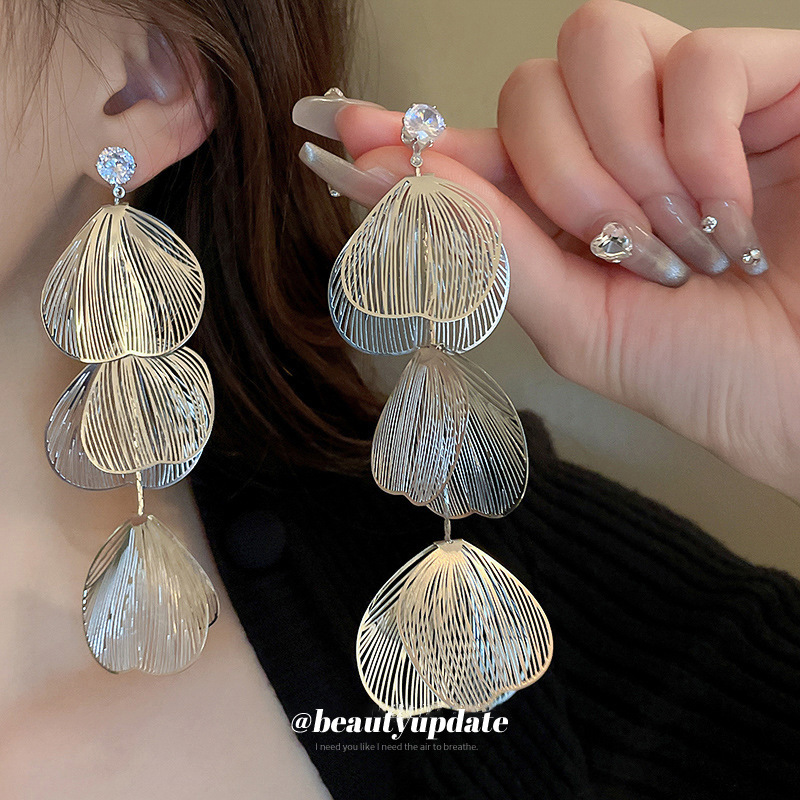 Super hada elegante pendientes europeos y americanos exagerados pendientes elegantes al por mayor Aguja de plata diamante incrustado hueco flor borla pendientes