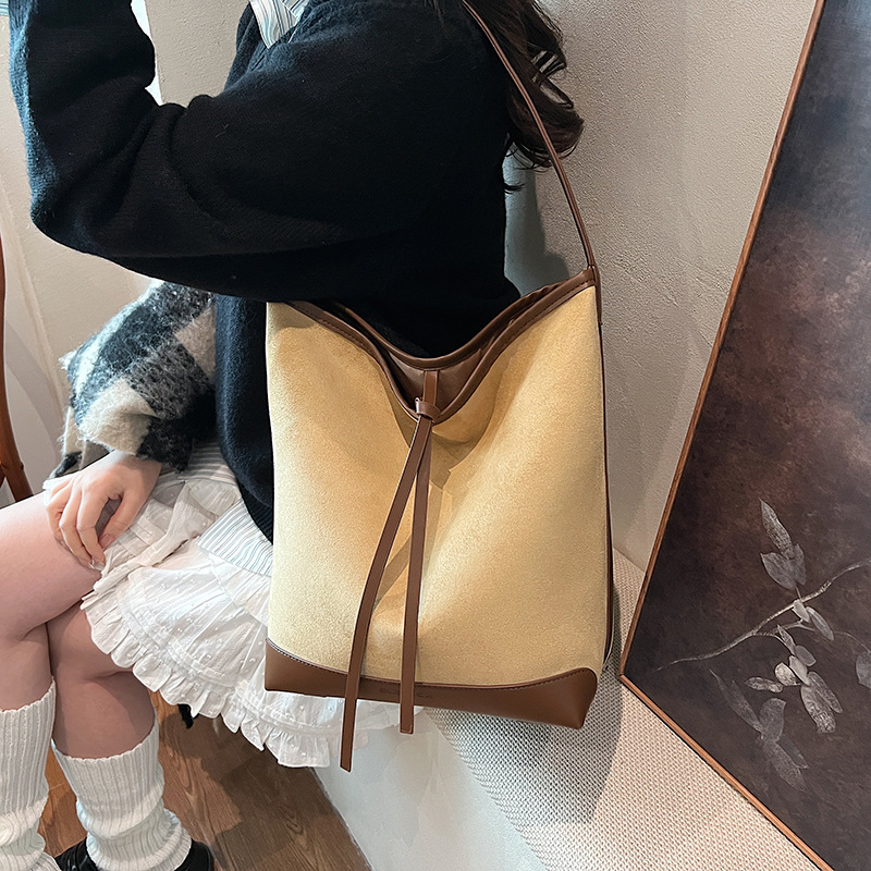 2025 nuevo bolso de brazo de gran capacidad retro bolso de cubo de peluche bolso de hombro simple bolso de moda