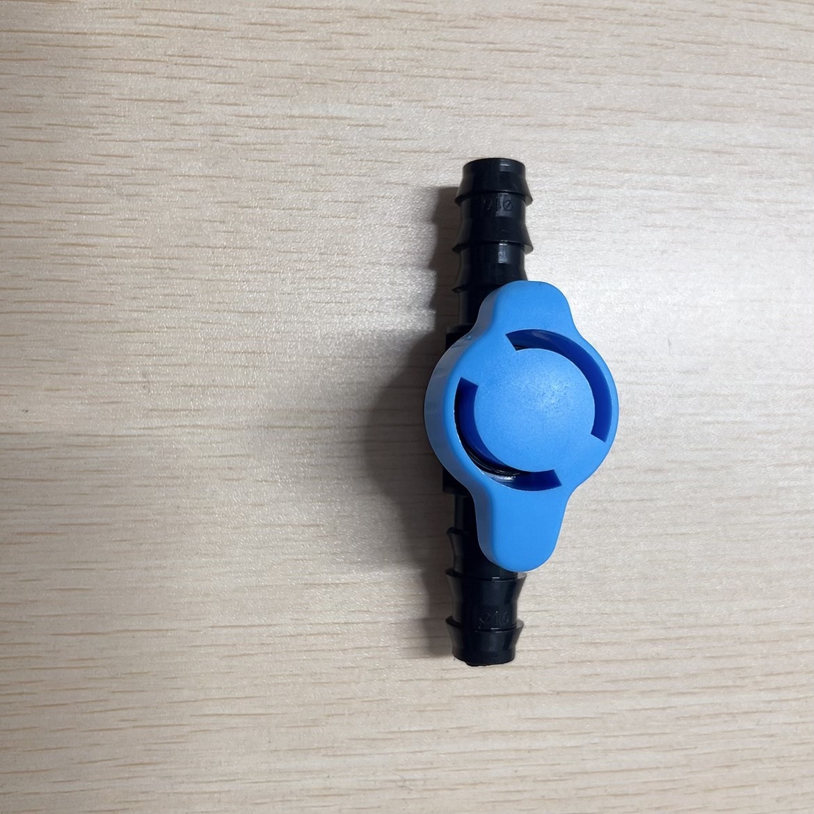 Nuevo mango azul 16 PE tubo a través de la válvula de conexión de válvula de bola directa de tubería PE proyecto de riego por goteo de micro-spray
