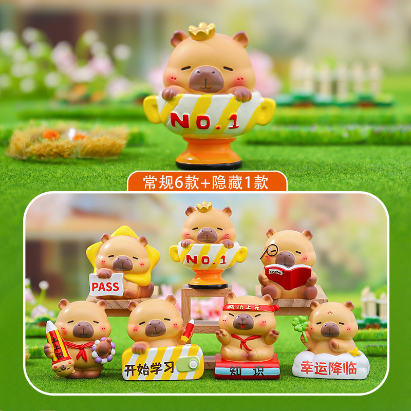 麦門の豚のブタの子供のブラインドの箱は無邪気でかわいいカピバラの子供の手でテーブルの装飾の子供のおもちゃの贈り物をします。