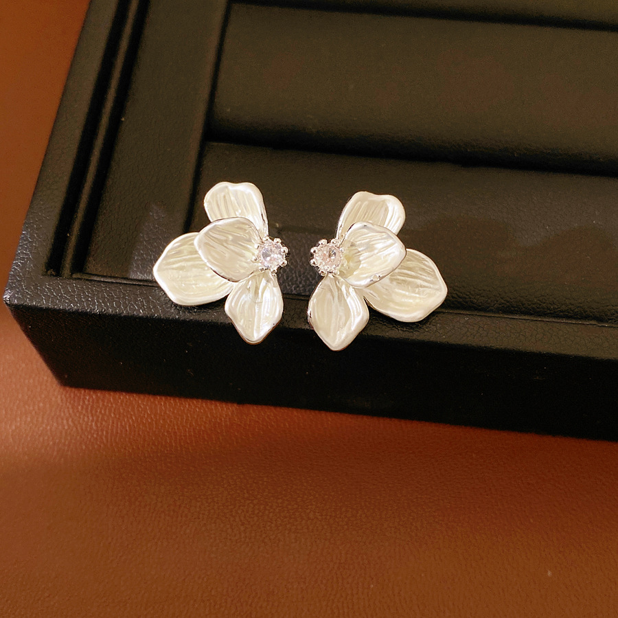 Aguja de plata zircon goteo de aceite flor pernos pequeños frescos y dulces temperamento versátil pendientes ligeros de lujo alta sensación auriculares al por mayor