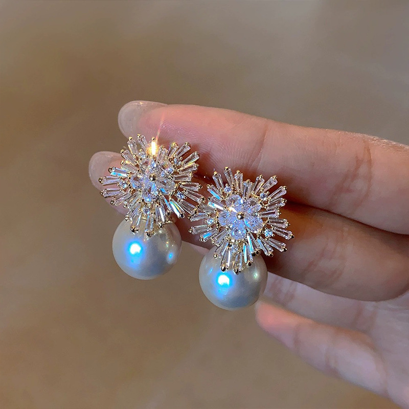Eleganti orecchini di perle con strass a forma di fiocco di neve, dal temperamento super scintillante, orecchini di lusso leggeri, da donna_voghion.com