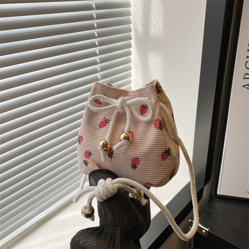 2024 casual simple bucket bag fashionable stylish retro trendy commuter bag women‘s autumn and winter new shoulder bag bag