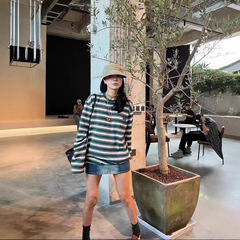 ミュート家系24SS新モデルのカジュアルでゆったりとした色のストライプの長袖tシャツと男女のカップルの上着