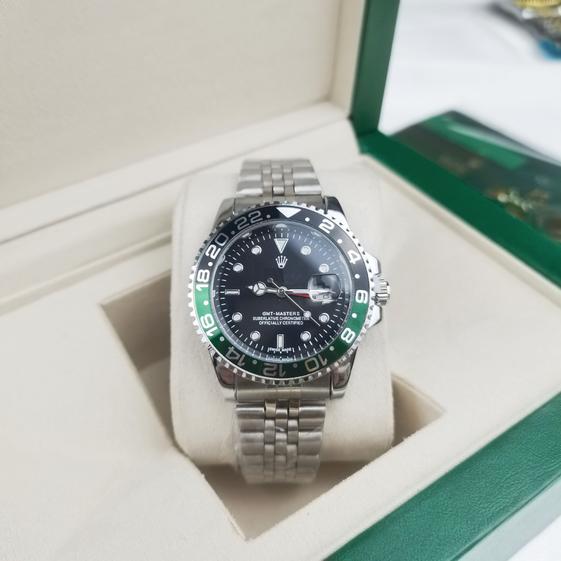 Four-pin coke ring, five-bead silver strap, black and green ring, black face