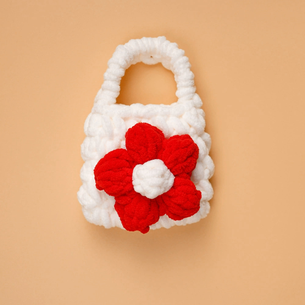 Bolsos blancos + flores rojas + botones