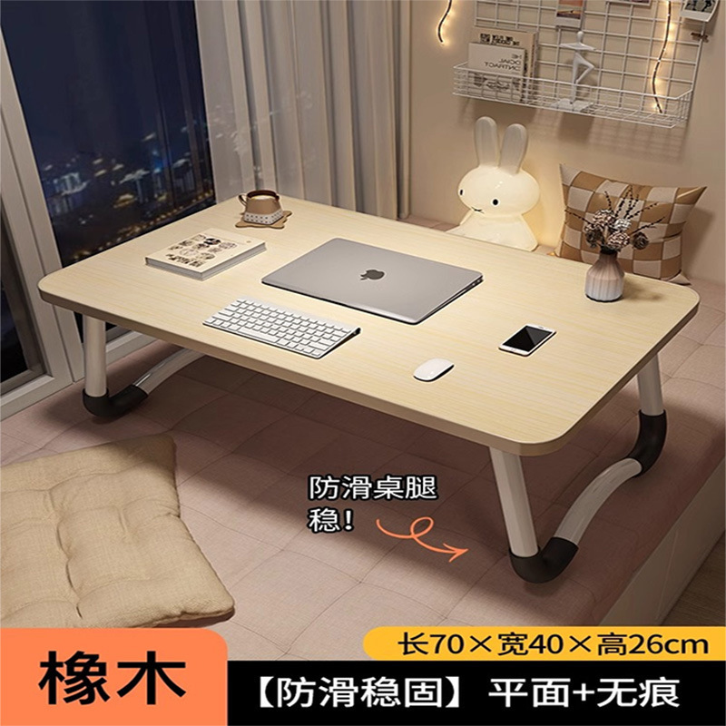 家庭用のノートパソコンの机が窓をはねています。|undefined