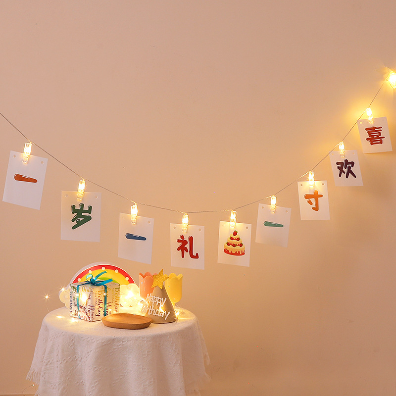 Dekorationen für den ersten Kindergeburtstag: Leuchtclips, Lichterketten, Hintergrundbanner, Überraschungsszene_voghion.com