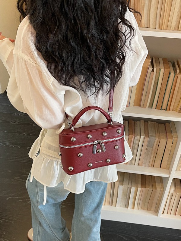 Bolsos portátiles de textura alta para mujeres 2026 nuevos nichos transfronterizos de diseño remaches de moda versátil bolso de mochila