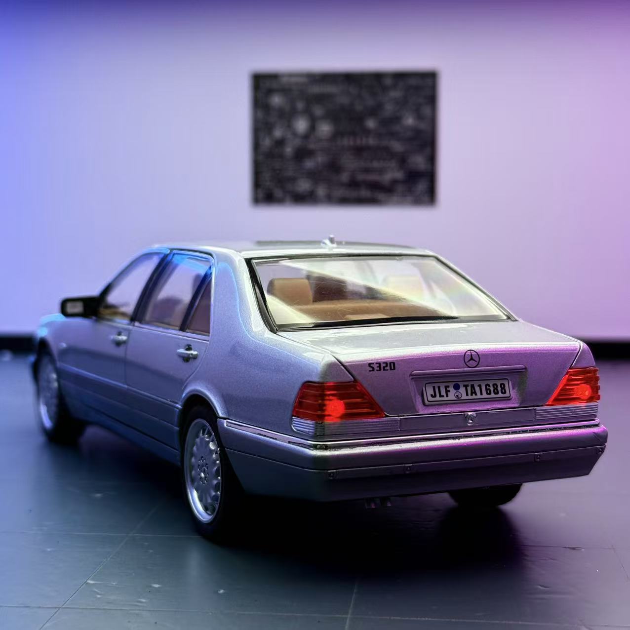 Modelo de coche de aleación Weili 1:24 Daben S320 de doble color coche de juguete de retroceso modelo de efecto de sonido