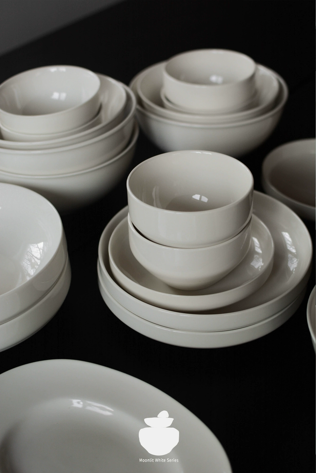 Набор посуды Camussay Moon White Series: белые фарфоровые тарелки, миски для риса (большие и маленькие), суповые тарелки и суповые миски (высокая температура обжига).