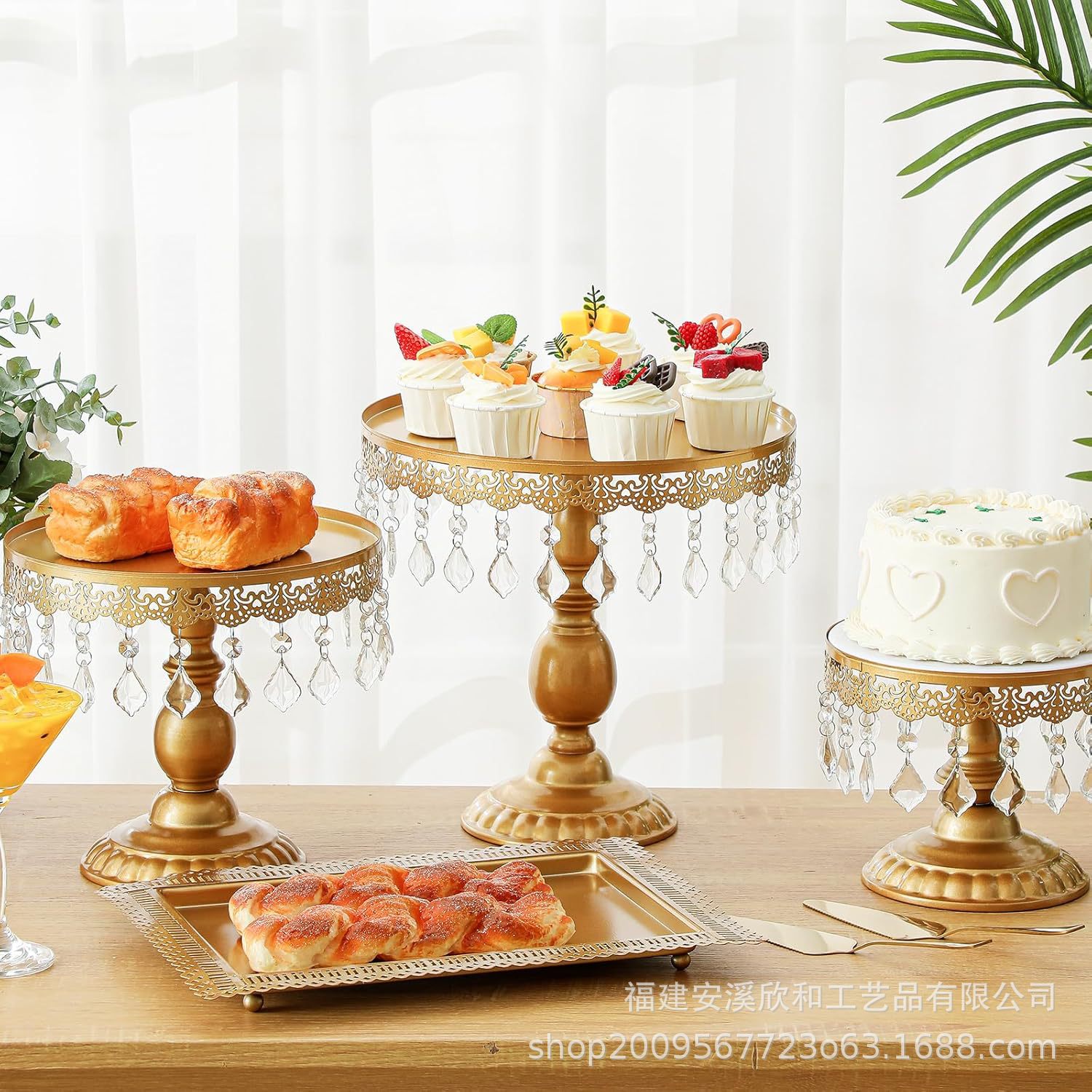 Mesa de postres de metal de lujo ligero bandeja de pie alto estilo europeo decoración de boda marco de bocadillos golden postre conjunto de estantes de pasteles