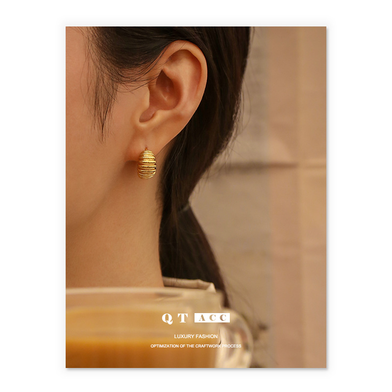 Latón chapado 18K oro real japonés y coreano viajero elegante espiral brillante costura diseño oído hebilla nicho exquisitos pendientes para las mujeres