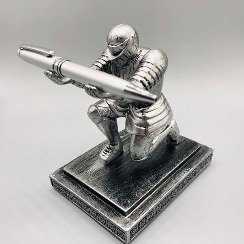 Soldier Executor Pen Holder Ornament Knight Pen Holder Armor Hero Kneeling Pen Holder Bronze Statue Pen Holder Stationery