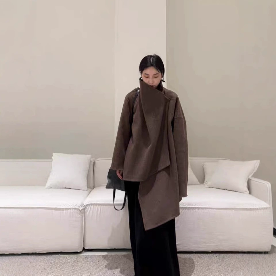 2024 Осенний и Зимний дизайн Чувство асимметричного сложения воротника