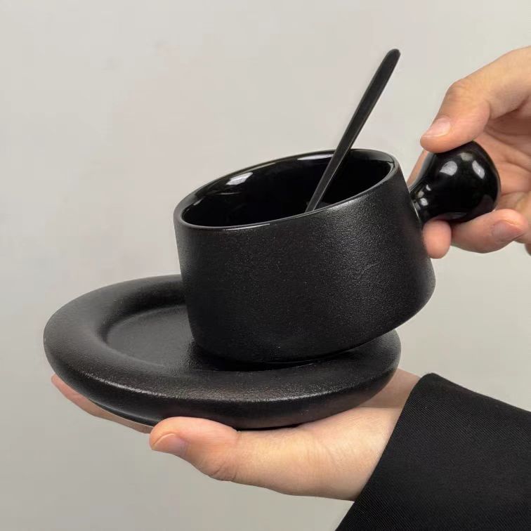 Taza de café negro esmerilado retro, mango redondo, diseño de nicho de lujo ligero, personalidad, té de la tarde de cerámica de alto valor