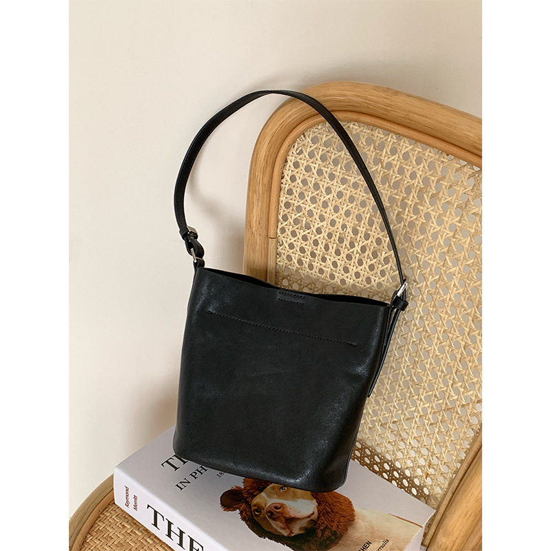 【 Genuine leather 】 Head layer cowhide bucket minimalist style single shoulder armpit women's crossbody small bag_voghion.com