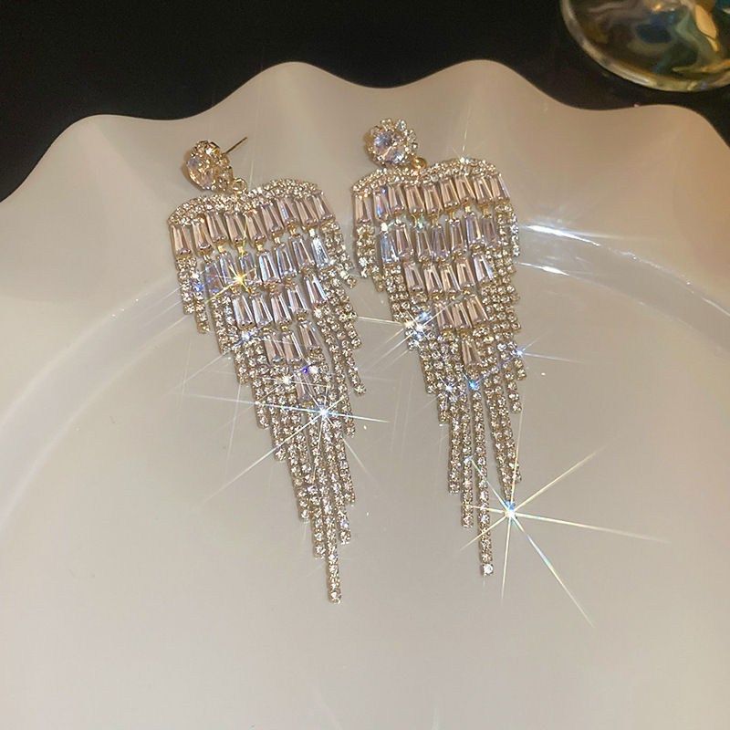Agujas de plata transfronterizas flores de zircón aretes de bordillo estilo de moda pernos de auriculares lujosos de alto nivel de diseño de auriculares nicho