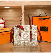 国风刺绣妈妈款真皮包包2024新款轻奢大气婆婆包婚包斜挎包戴妃包