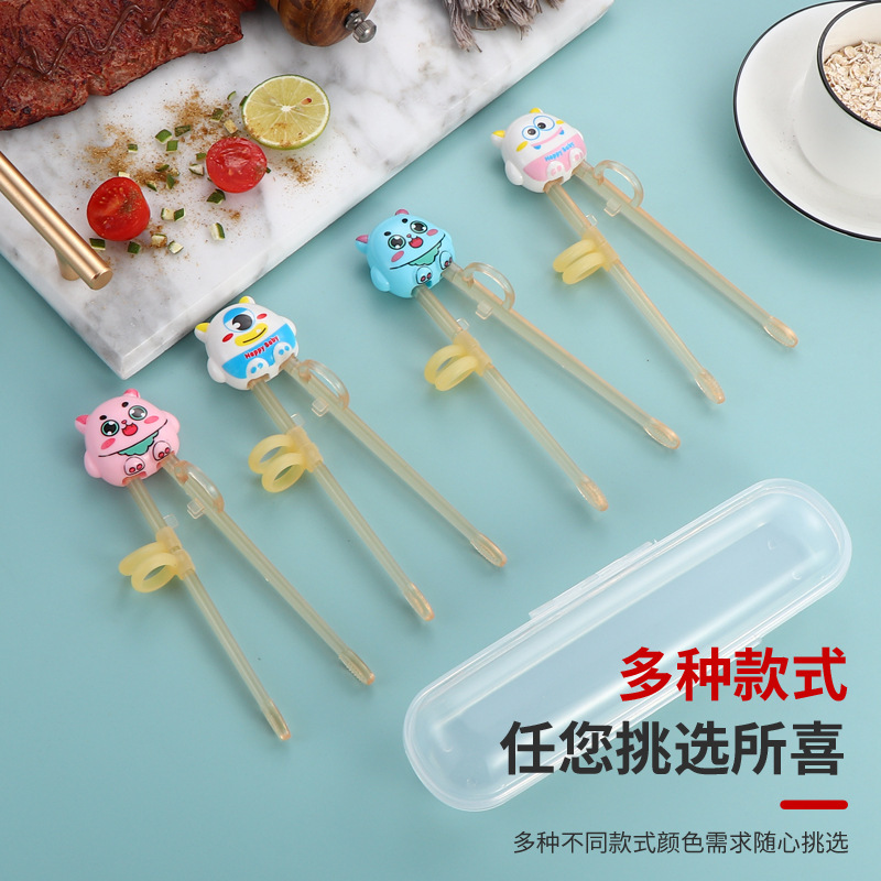 子供の箸の赤ちゃんは食事をして箸を訓練します。|undefined