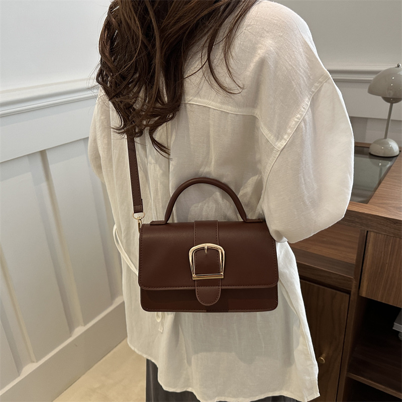 Bolsos de celebridades de Internet 2024 nuevo bolso de mujer de un solo hombro de mano de moda de primavera, bolso cuadrado pequeño de todo fósforo de mensajero de estilo occidental de alta gama