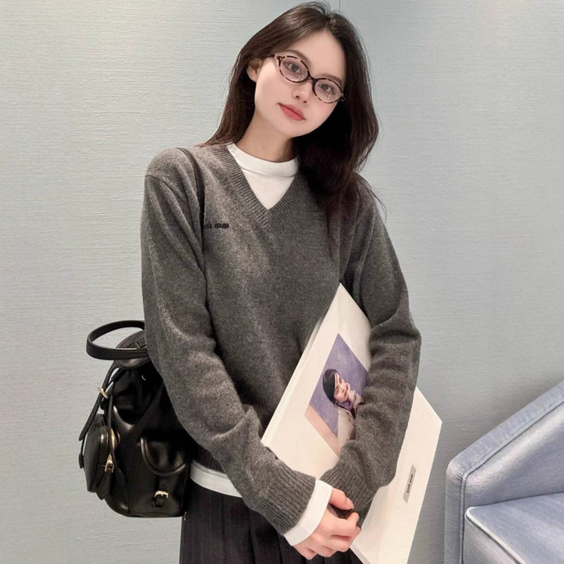Nanyou High-Quality Goods m Letter Jacquard White T-Shirt with Gray V-Neck Wool Knit Layered Faux Two-Piece Sweater in Stock Nanyou High-Quality Goods m Letter Jacquard White T-Shirt with Gray V-Neck Wool Knit Layered Faux Two-Piece Sweater in Stock
