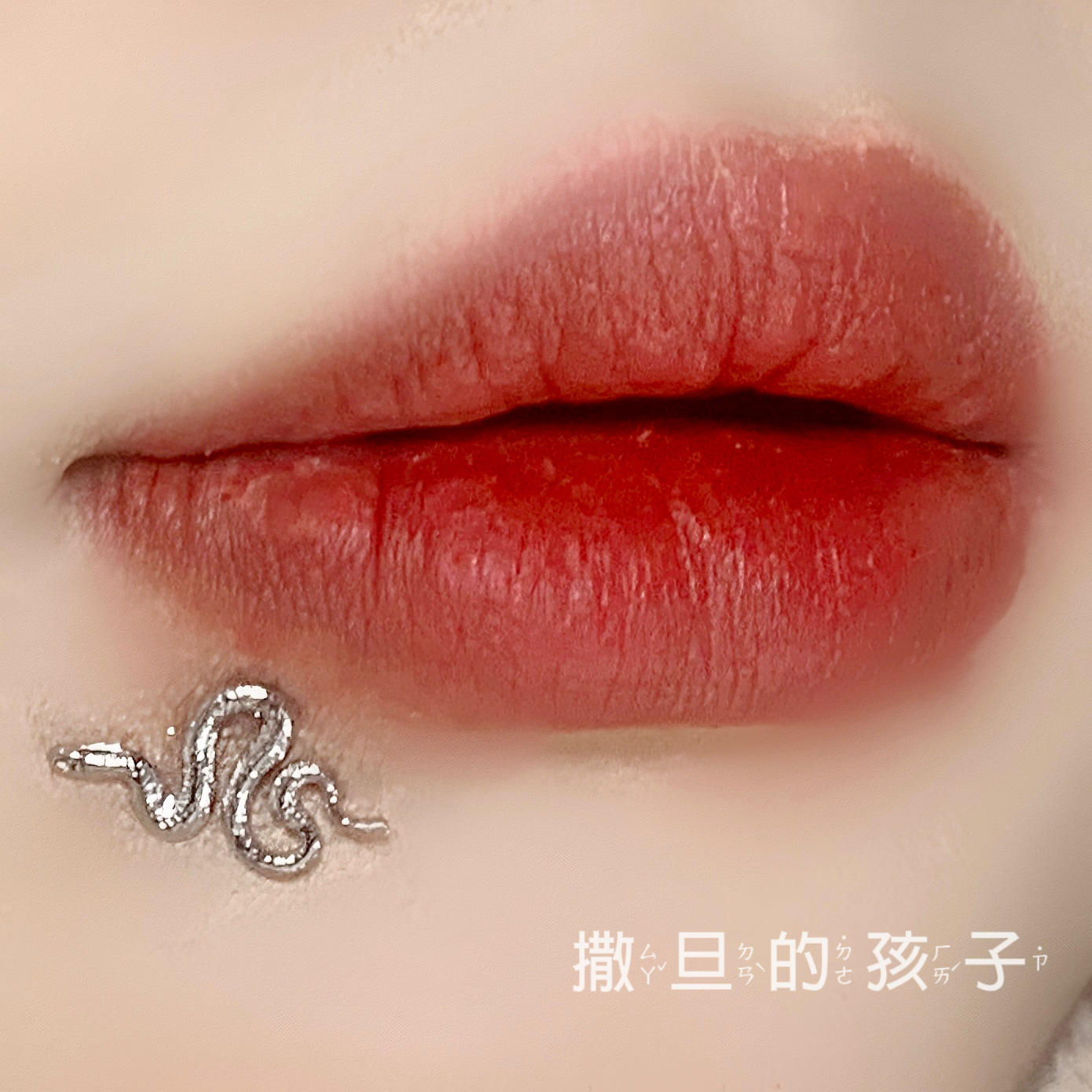 Silver pointed spike labret stud material detail