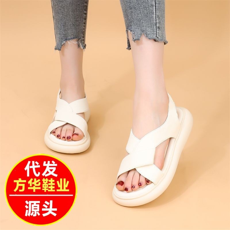 Sandalias de fondo plano para mujeres en verano de 2026 nuevas sandalias de playa antideslizantes con una base suave no cansada
