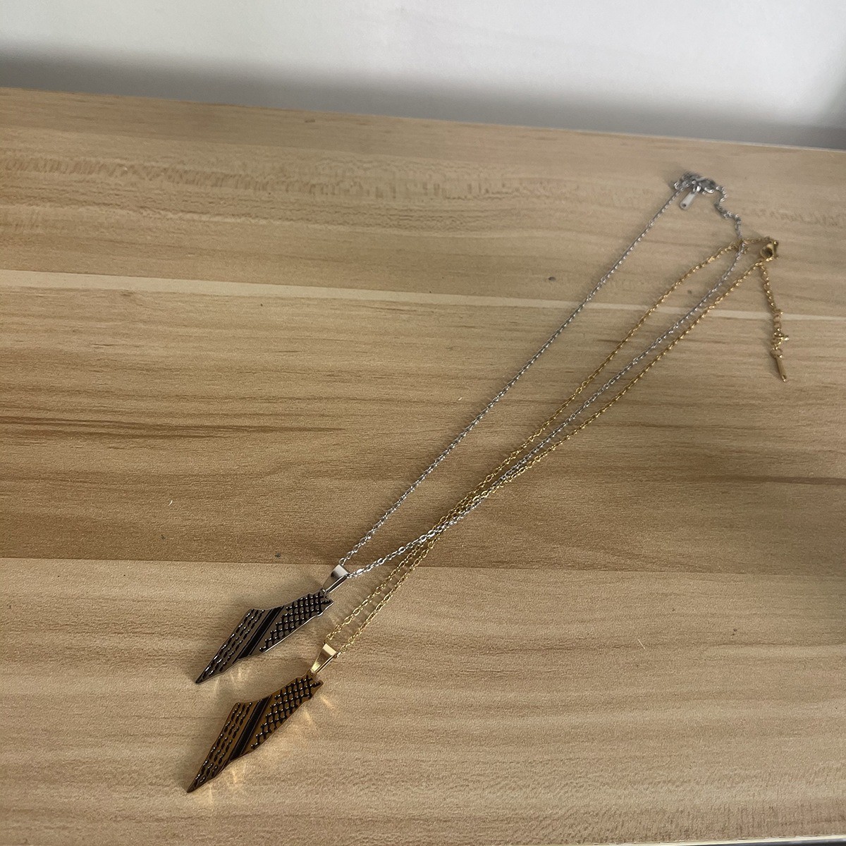 Grensoverschrijdende bestsellers in Ins-stijl: roestvrijstalen hangers voor heren en dames, modieuze sjaalaccessoires._voghion.com