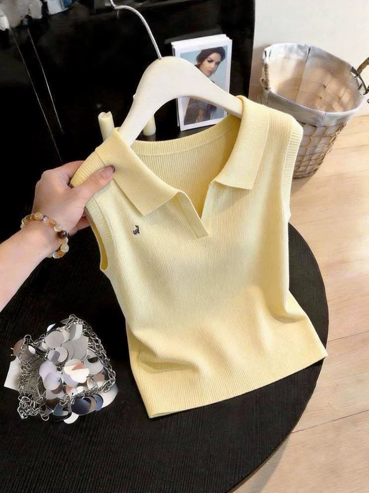 Áo croptop nữ cổ V thêu họa tiết, phom dáng ôm sát, không tay — màu vàng